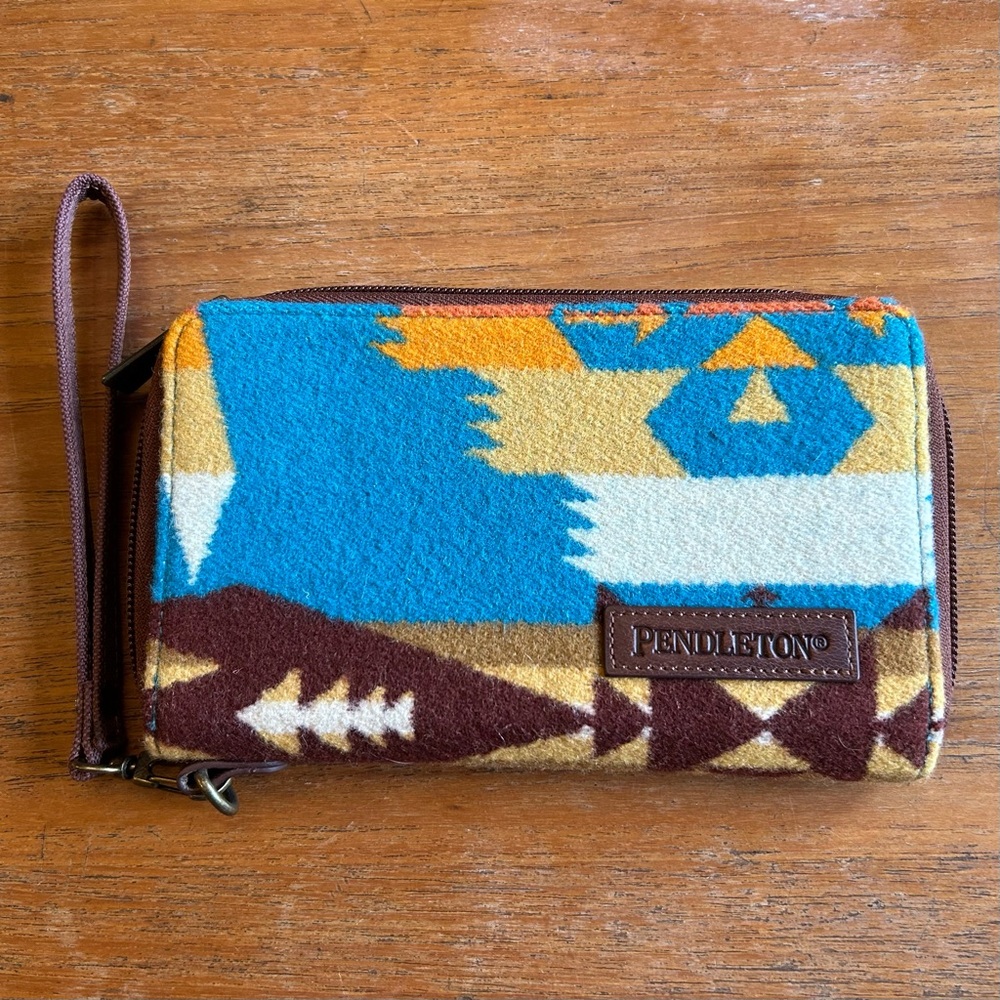 Beautiful Pendleton Wallet with Phone Pocket. Great Gift. New w/o Tags. Zipper.
